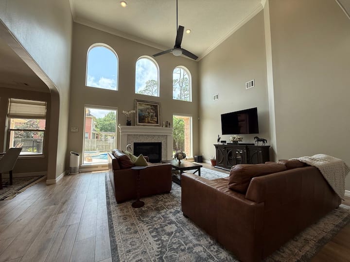 Friendswood Luxe Oasis: 3 Br, Pool, Spa, & Grill - League City, TX