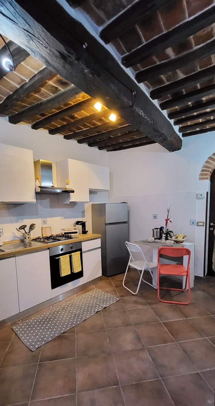 Al Centro Del Paese, Piccolo Ed Essenziale. - Chiusi