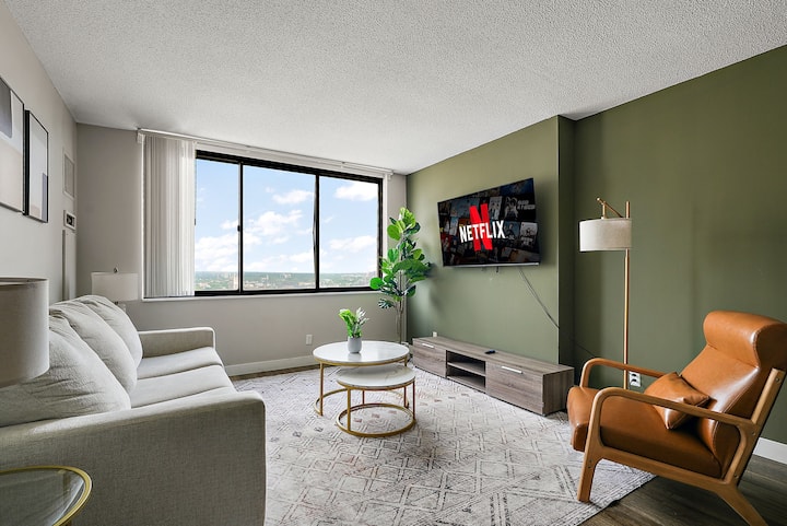 Modern Apt: Rooftop • Pool • Gym • Free Parking - Minneapolis, MN