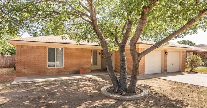 A 3bds- 2bds House - Lubbock, TX