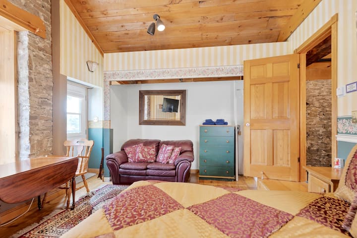 35b The Paramours Lair - Brockville