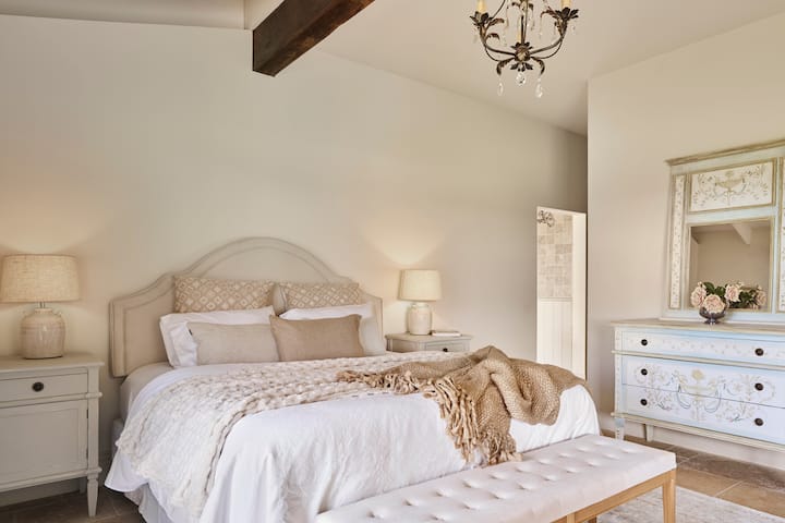 The Homestead - Master Bedroom + Ensuite + WIR