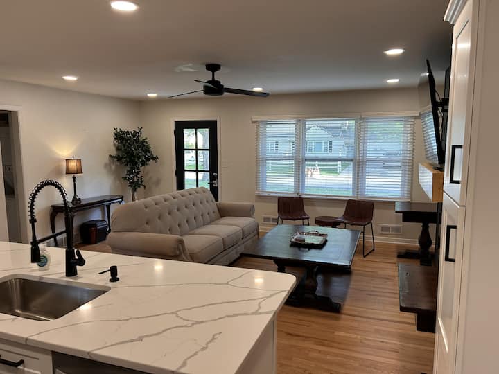 Upstairs, Duplex | Central Overland Park | Kc - Overland Park, KS