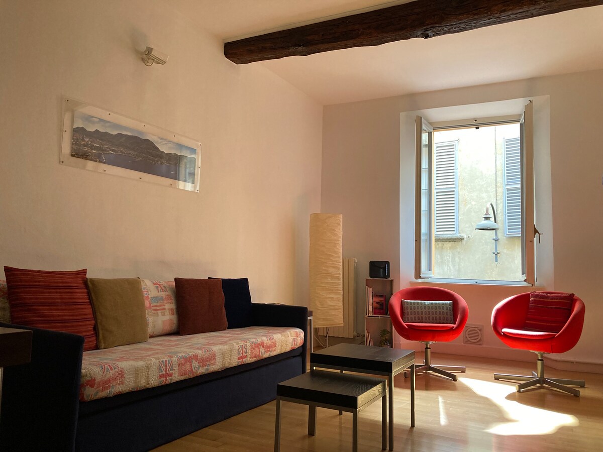 Annuncio Airbnb popolare: Flat in Old Town - Apartment in the historic center a Como