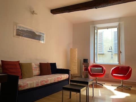 Popular Airbnb listing: Flat in Old Town - Apartment in the historic center in Como
