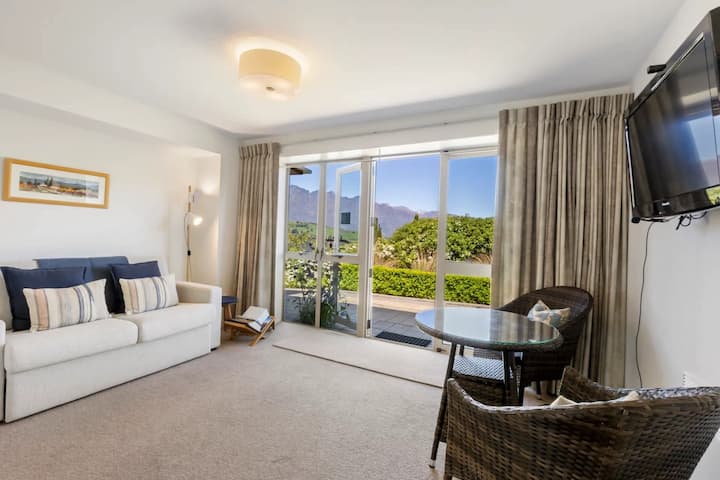 Schist & Cedar Suite | Queenstown Hill Views - 퀸스타운