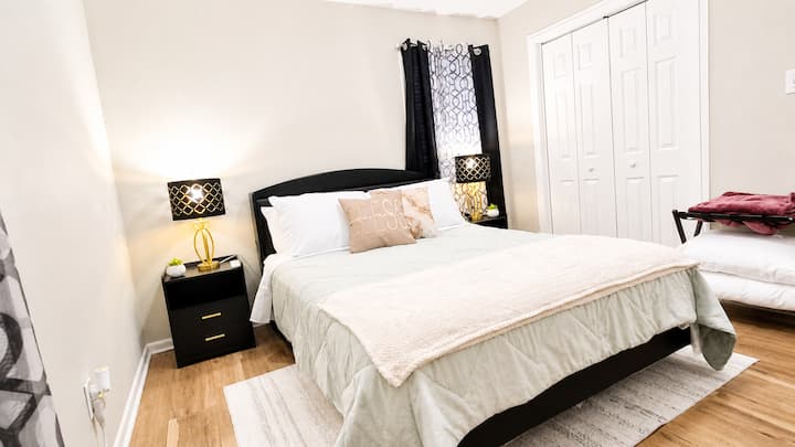 Dormez confortablement. Chambre propre et douillette avec des draps moelleux et beaucoup d'espace de rangement pour votre séjour.