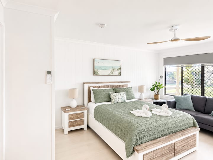 "Tranquility" - Lakeside Villa - Hervey Bay