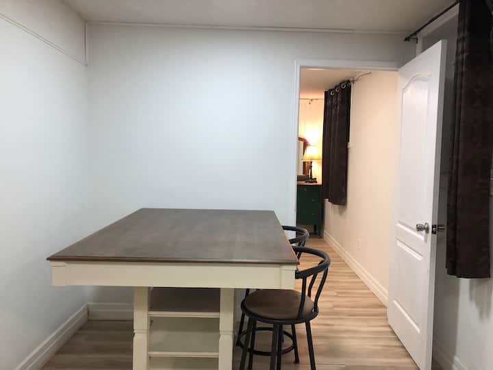 2 Bedroom Entire Lower Unit Complimentary Parking - Kitchener, ON, Canada
