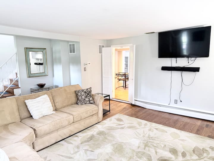 Usna King Stay! Private Hot Tub & In-ground Pool - Annapolis, MD