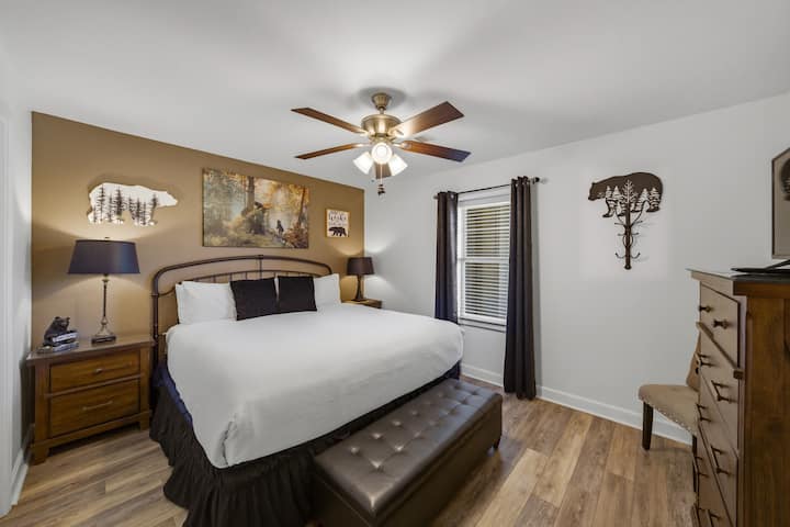 Acogedora habitación con cama tamaño king, decoración rústica, TV y el encanto cálido de una cabaña