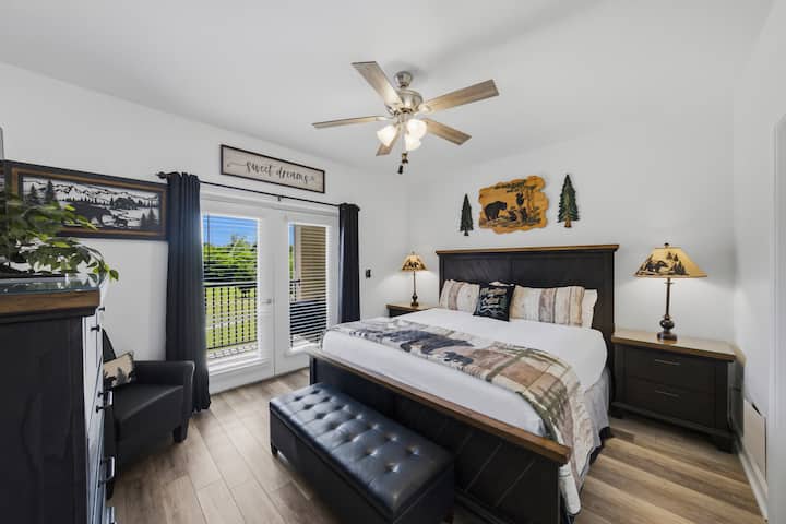 Acogedora recámara con cama tamaño king, balcón privado y encantadora decoración rústica de cabaña