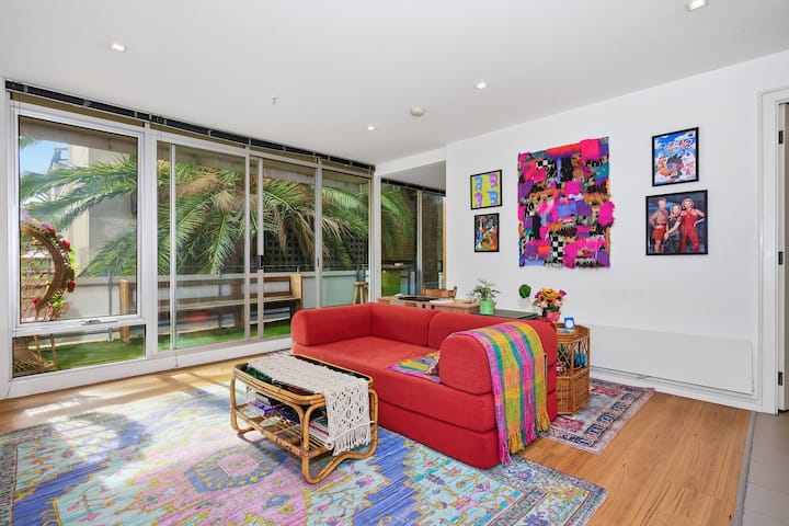 Vibrant Fitzroy Street Retreat W/ Balcony +Parking - Saint Kilda