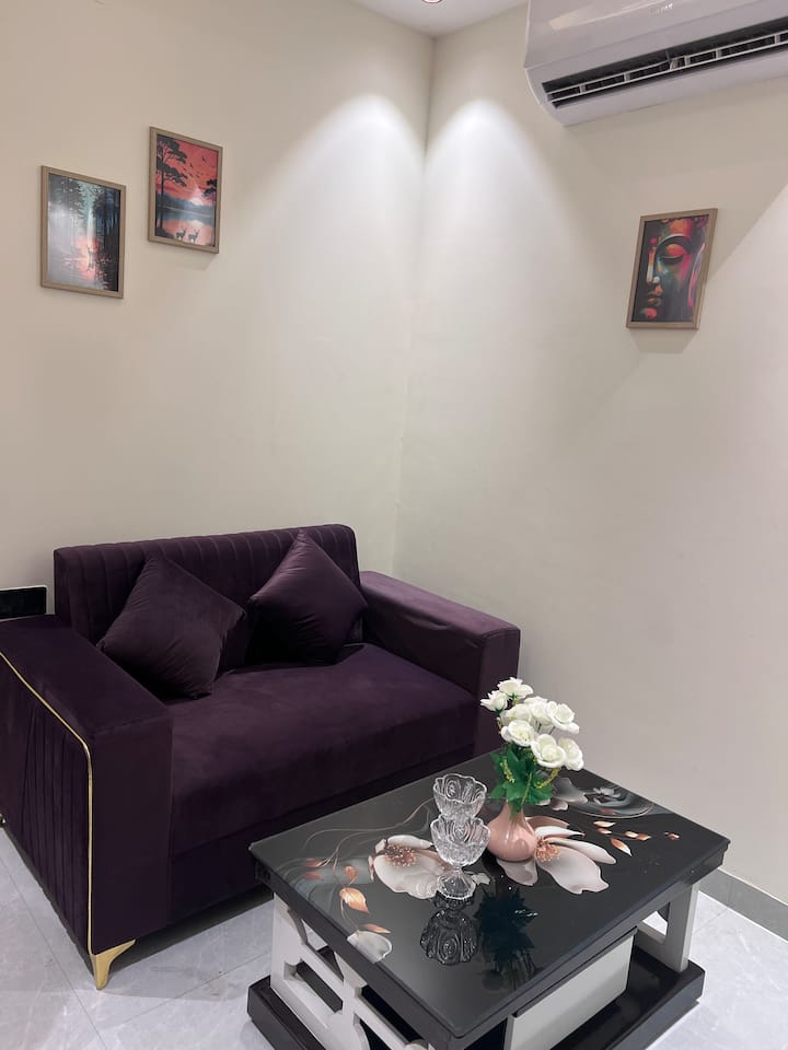 Repose 1bhk | Near Metro • Wifi+netflix | Sec45 - Gurugram