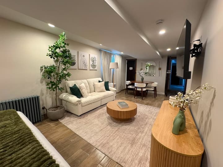 Studio Near Wrigley • Sleeps 4 • Games + Fireplace - Chicago, IL