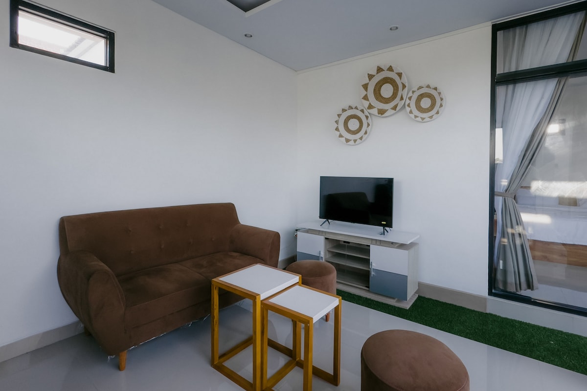 Villa in Kediri · 2 bedrooms · 2 beds · 2 baths, comparable Airbnb