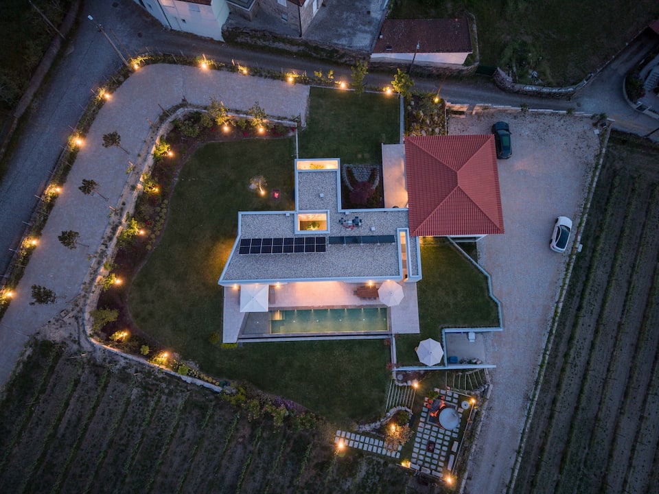 A concrete villa among the Alvarinho vineyards, Santiago, Tâmega Valley, Portugal, photo 6 of 10