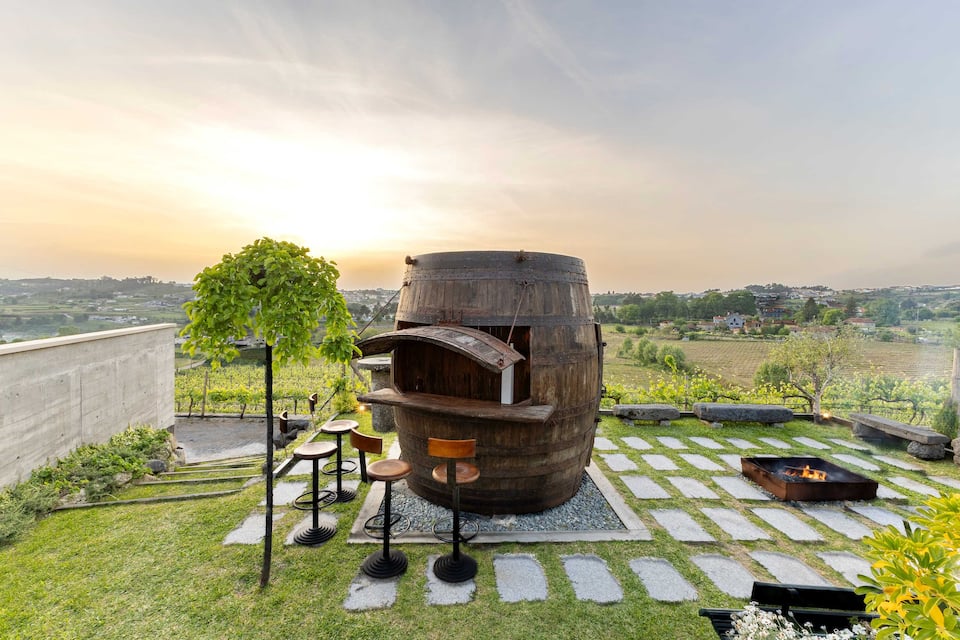 A concrete villa among the Alvarinho vineyards, Santiago, Tâmega Valley, Portugal, photo 3 of 10