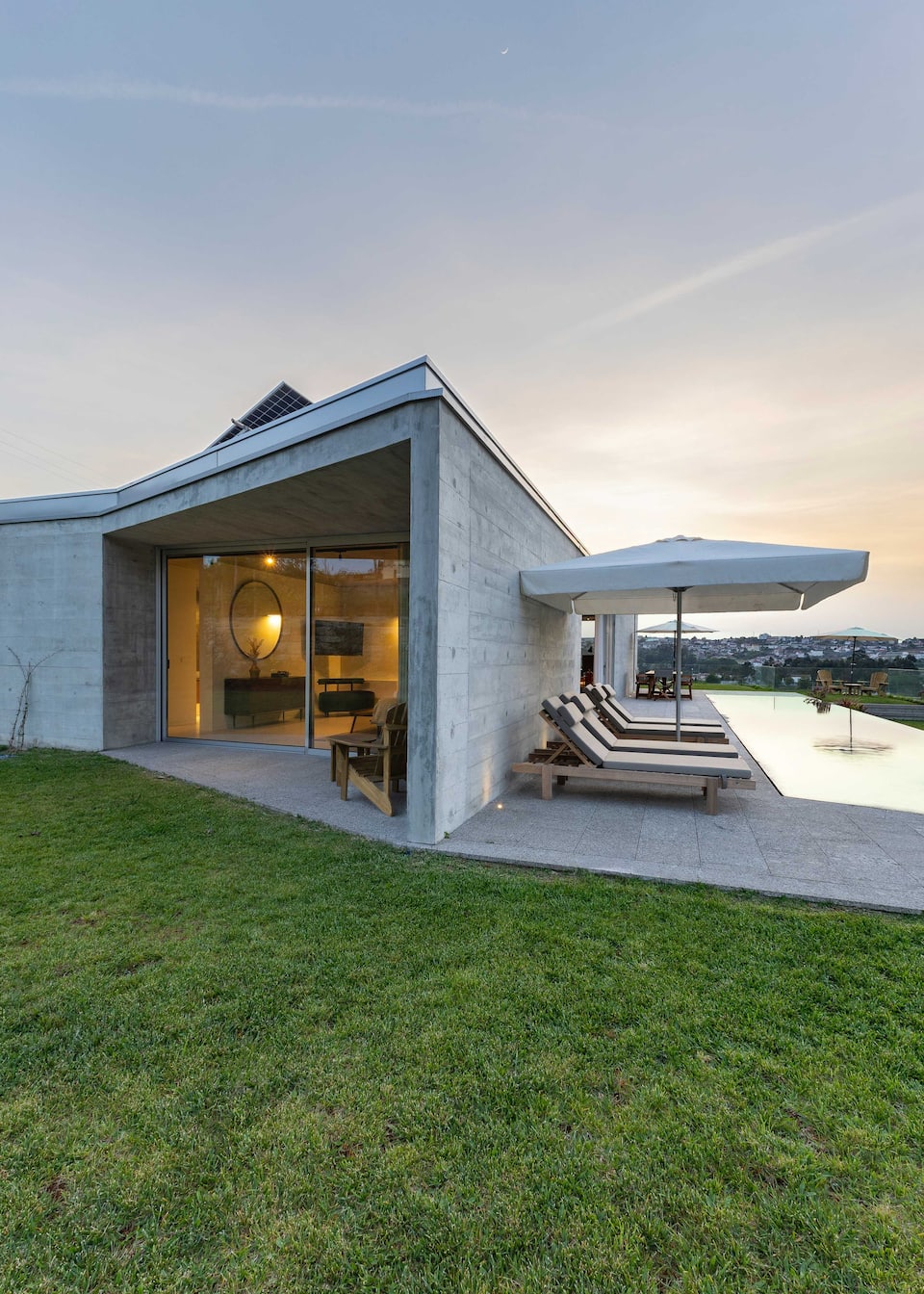 A concrete villa among the Alvarinho vineyards, Santiago, Tâmega Valley, Portugal, photo 5 of 10