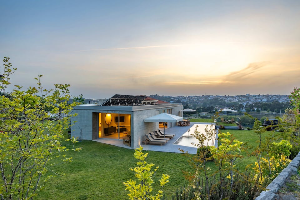 A concrete villa among the Alvarinho vineyards, Santiago, Tâmega Valley, Portugal, photo 2 of 10