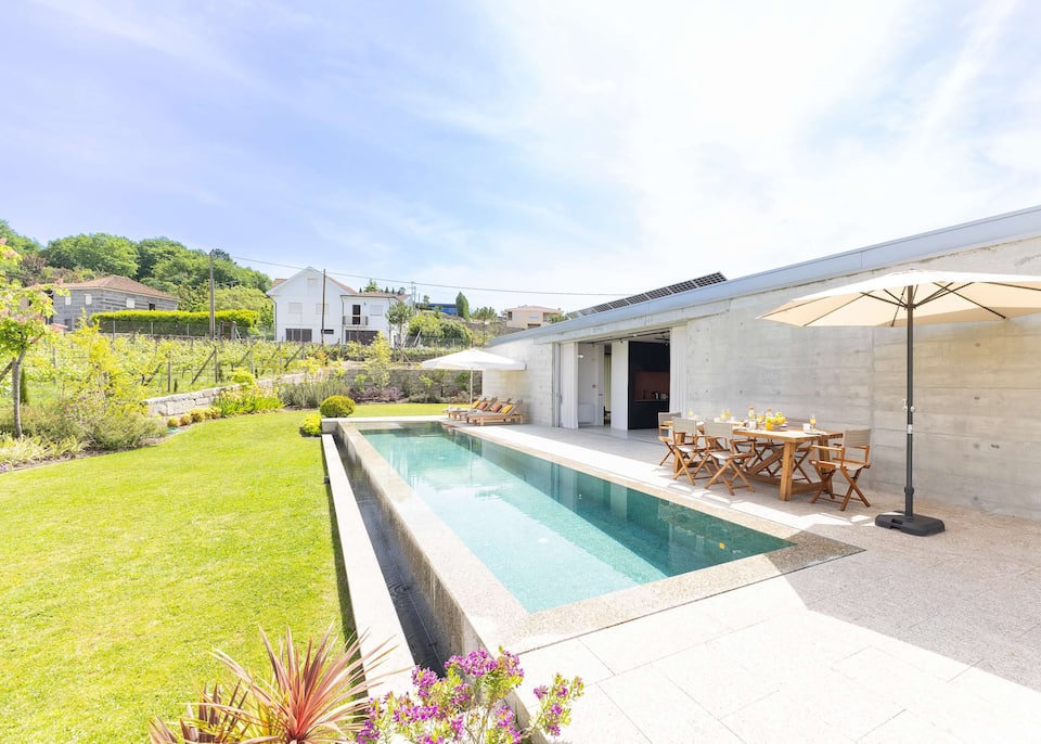 A concrete villa among the Alvarinho vineyards, Santiago, Tâmega Valley, Portugal, photo 4 of 10