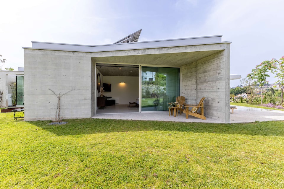 A concrete villa among the Alvarinho vineyards, Santiago, Tâmega Valley, Portugal, photo 10 of 10