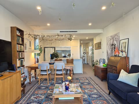 Popular Airbnb listing: Cosy Writer's Nest Kingston*free parking*lake view in Kingston