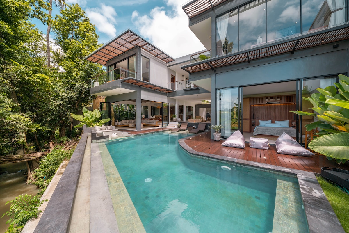 Villa in Pererenan · ★4.86 · 4 bedrooms · 4 beds · 4.5 private baths รายการ Airbnb เปรียบเทียบ