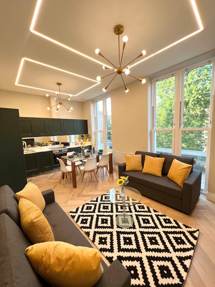Safe | Family Area | Modern |
Sleeps 10 - London