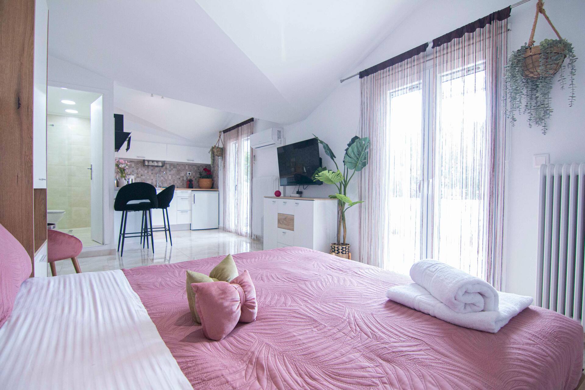 Charming Studio with BBQ Near Airport & Old Town