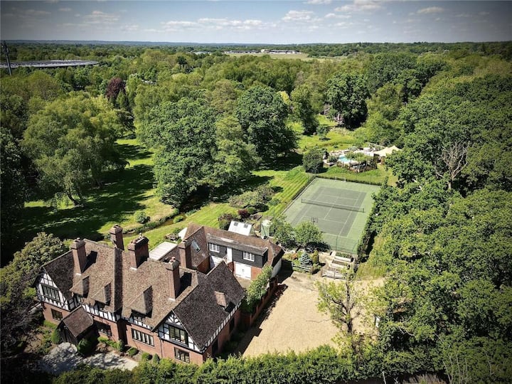 Luxury 5br Surrey Mansion W/ Tennis Court And Pool - Thorpe Park Resort