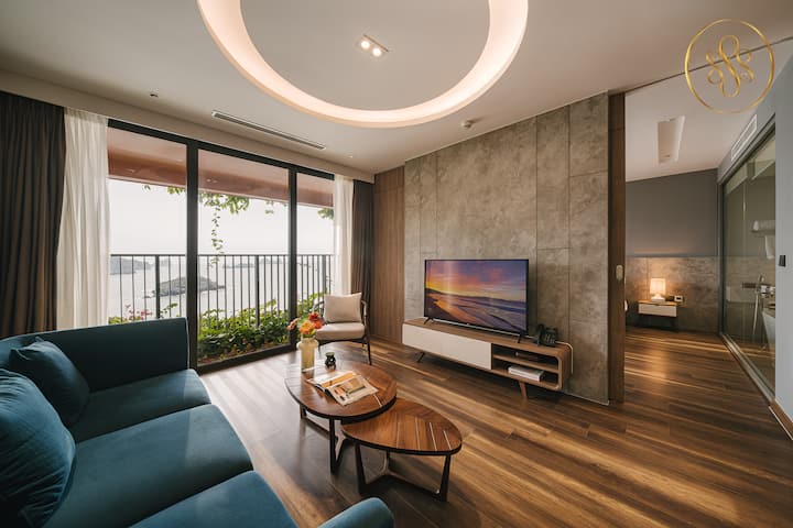 The Ultimate Sea View Suite - Balcony @ Flamingo - Cat Ba