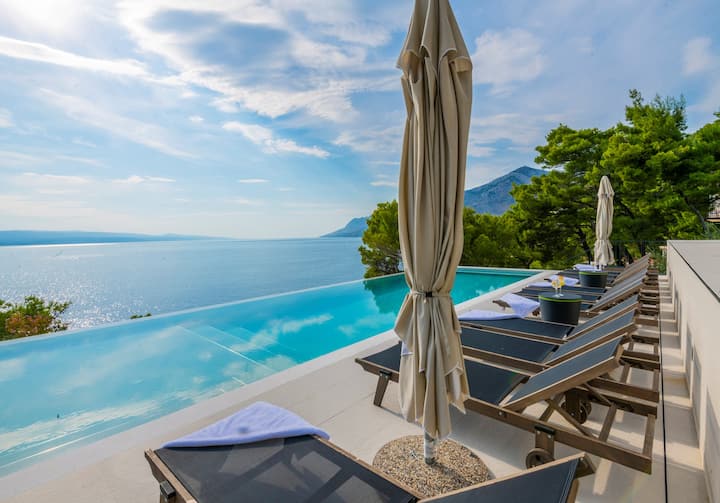 Beautiful Seafront Villa | 9 Bedrooms | Bellamar - Brela