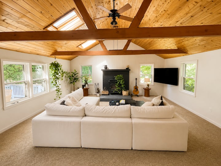 Designer's Home · 4 Mi To Stadium · Sleeps 10 - Franklin, MA