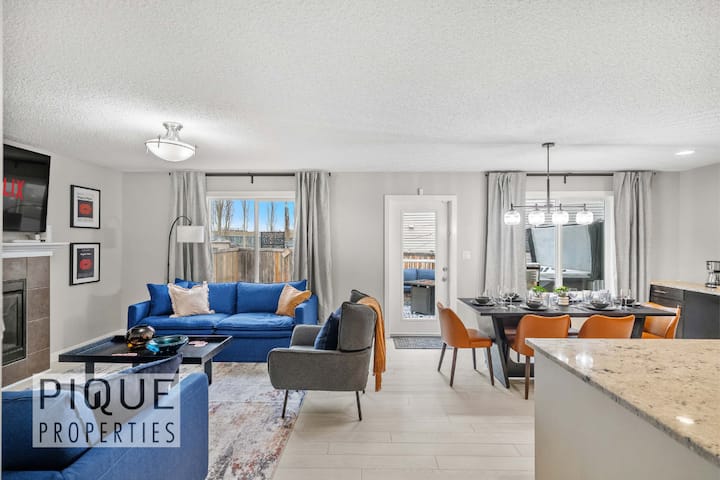 Game Night Retreat*hottub*ac*firetable*bbq*kingbed - Saint Albert
