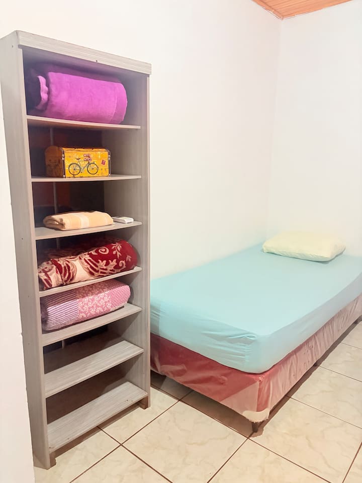 Dhomë suite me banjë private brenda dhomës. Ka një hidromasazh të çaktivizuar. 
Krevat dopio, dollap për beqar dhe hapësirë për dy dyshekë të tjerë. 
Ajër i kondicionuar dhe dollap rrobash.