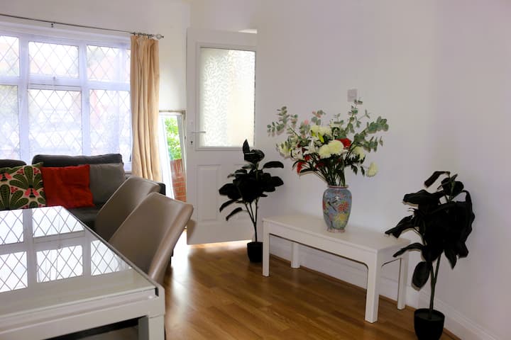 Hounslow East Guesthouse – Perfect For Travellers - Hounslow