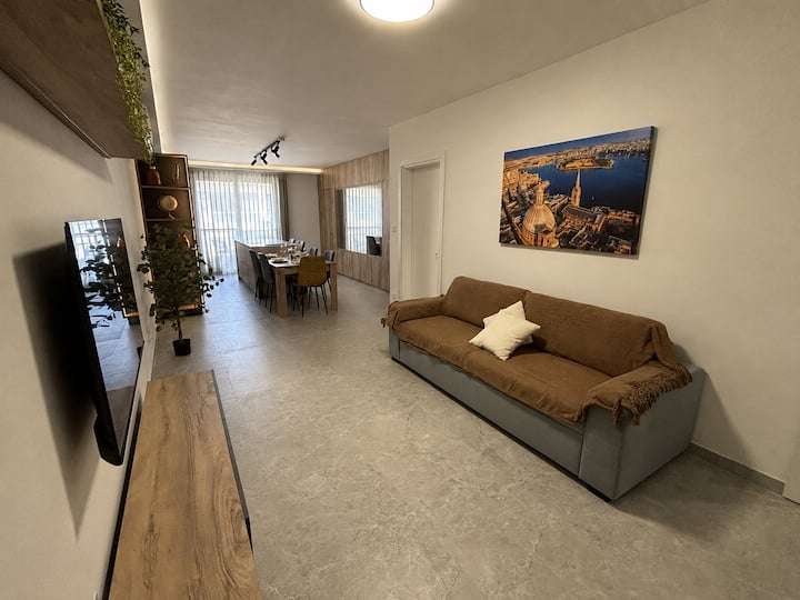 Spacious 3br Seaside Apartment Sliema - Valletta