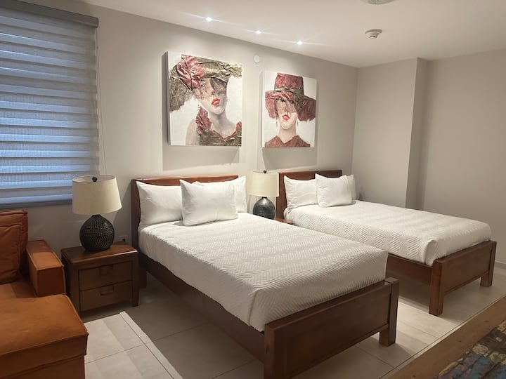 Segunda recámara con dos camas tamaño queen, TV y clóset empotrado. Proporcionamos toallas faciales, toallas de baño y toallas de playa adicionales durante tu estancia. También encontrarás muchos ganchos disponibles en los clósets.