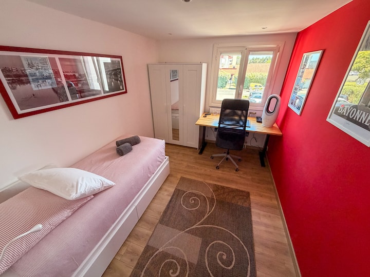 Espace nuit fonctionnel doté d'un lit avec rangements intégrés et d'un coin bureau très pratique. Une chambre calme, parfaite pour se reposer ou travailler en toute sérénité.