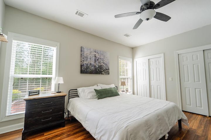 Dormitorio principal con cama tamaño king