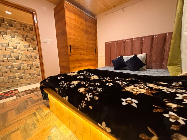 Habitación pequeña en el ático