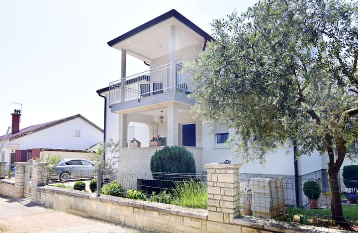 Villa Relaxante Avec Aménagement Intelligent - Buje