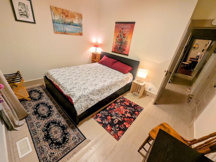 Queen Room In East Van Artist's Home + Hot Tub - Vancouver