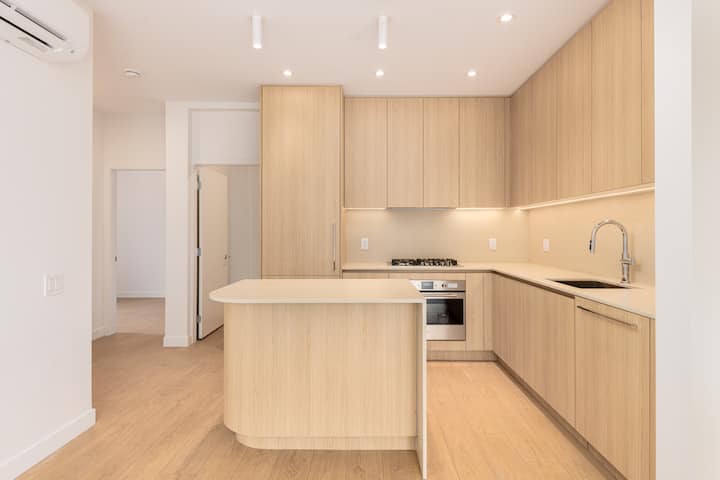 Turn Key
2 Bed 2 Bath With Office By Trout Lake - バンクーバー