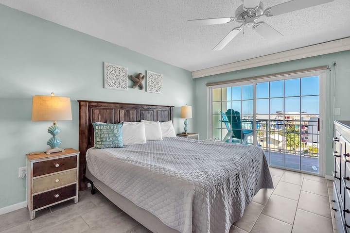 Master Bedroom na King Bed and Balcony Access