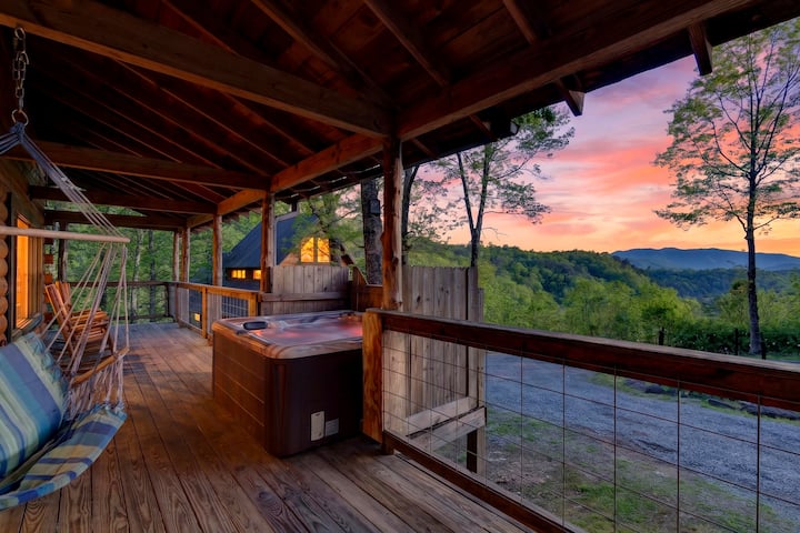 Hot Tub Firepit Covered Deck Mountain Views - Townsend, TN