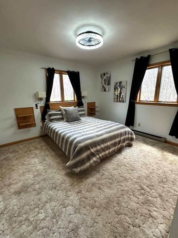На горниот кат: спална соба со брачен кревет (широк 150 – 179 см)