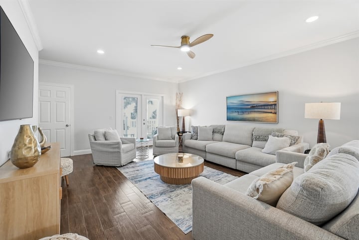 Luxe Beach Retreat | Pool • Arcade • Walk To Beach - Jacksonville Beach, FL