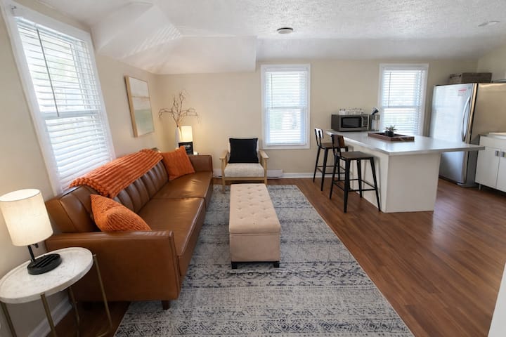 Lake Breeze | Cozy Modern Stay | 2 Min To Beach - Washington Park Zoo, Michigan City